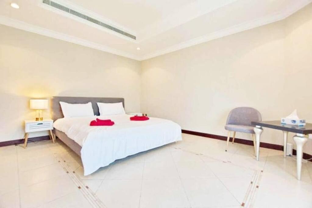 Stunnin Manresa With Private Beach & Pool On Palm Island Dubai