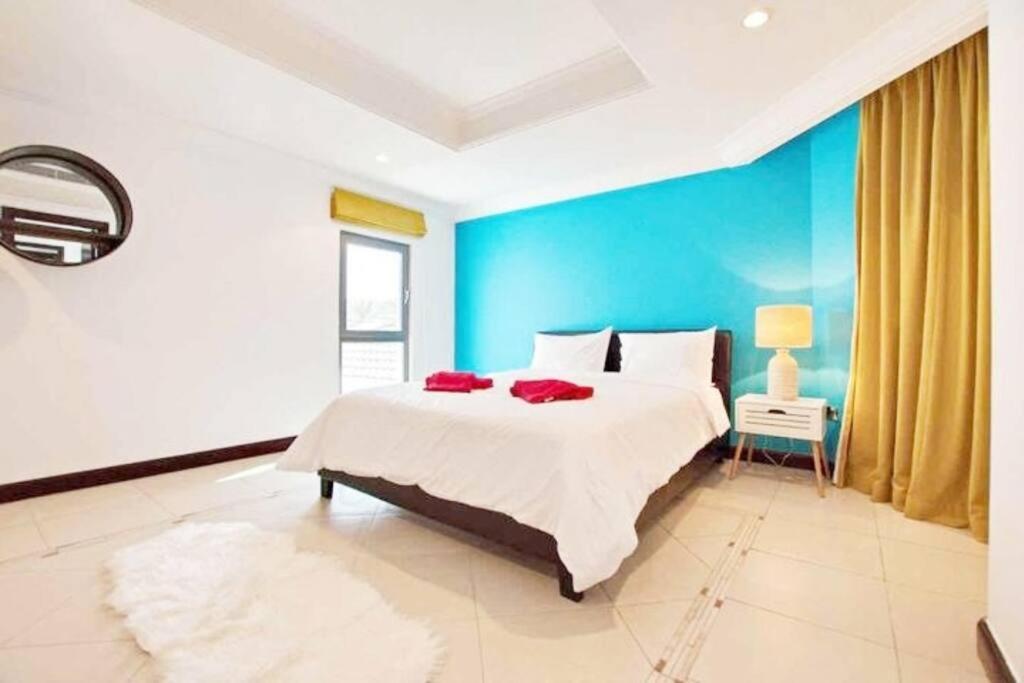 Stunnin Manresa With Private Beach & Pool On Palm Island Villa