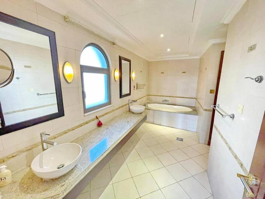 Stunnin Manresa With Private Beach & Pool On Palm Island Villa