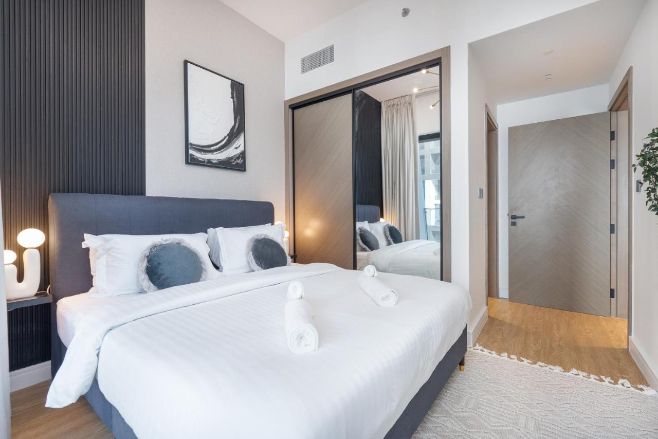 Apartment Elegant Treat With Burj Khalifa View By Suiteable Dubai