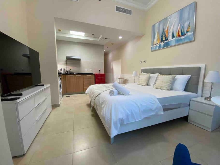 Stylish By & Metro In Marina *