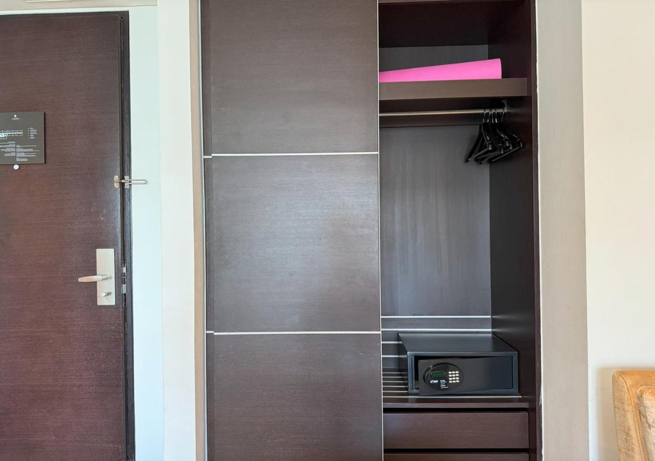 Jw Marriott Marina Residences, With Balcony Connected To Marina Mall