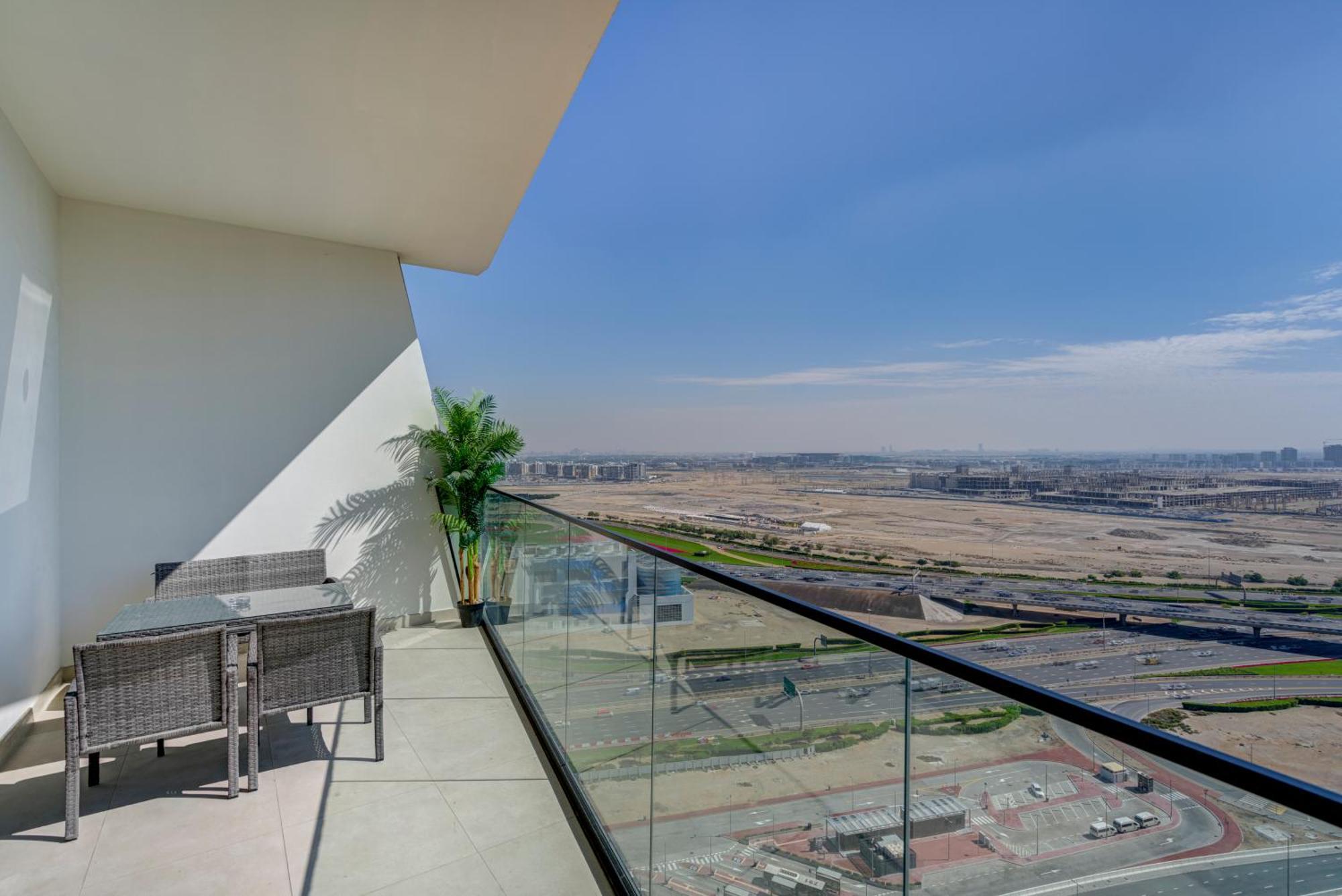Trophy Serene 2bdr Business Bay W Plunge Pool In Balcony Apartment