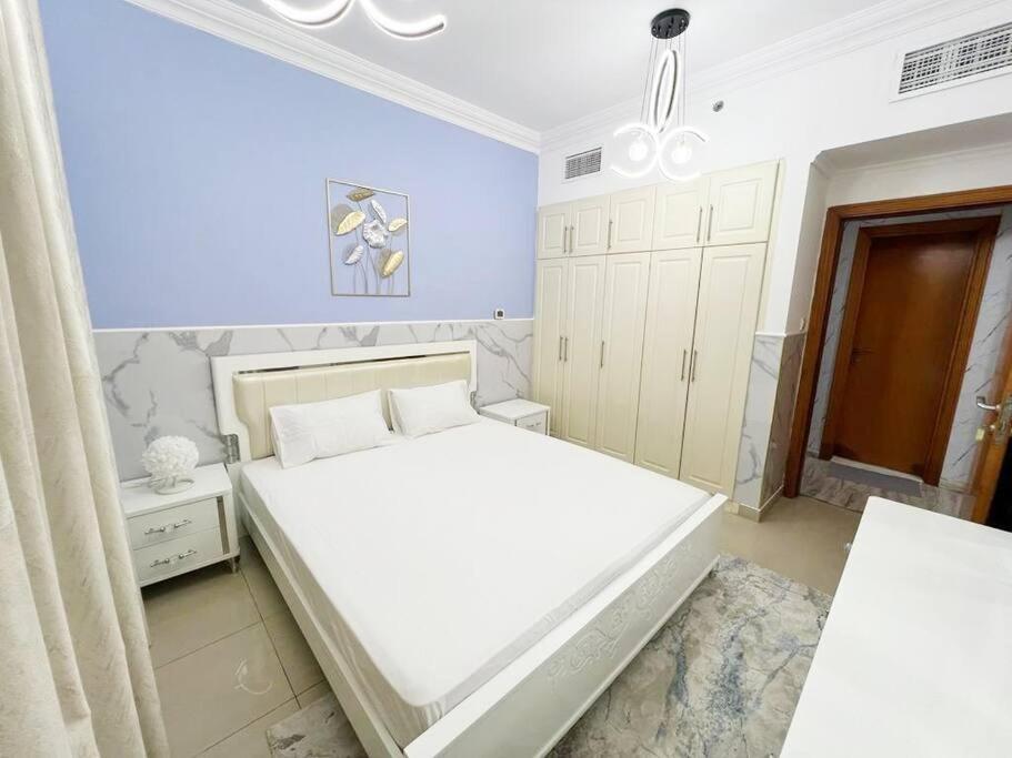 Float Over Marina In Charming 2 Bedroom W Sea View *