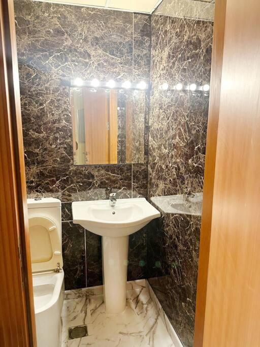 Tuscan Style Marina Luxe 1 Bedroom Sleeps 4, Near Apartment Dubai
