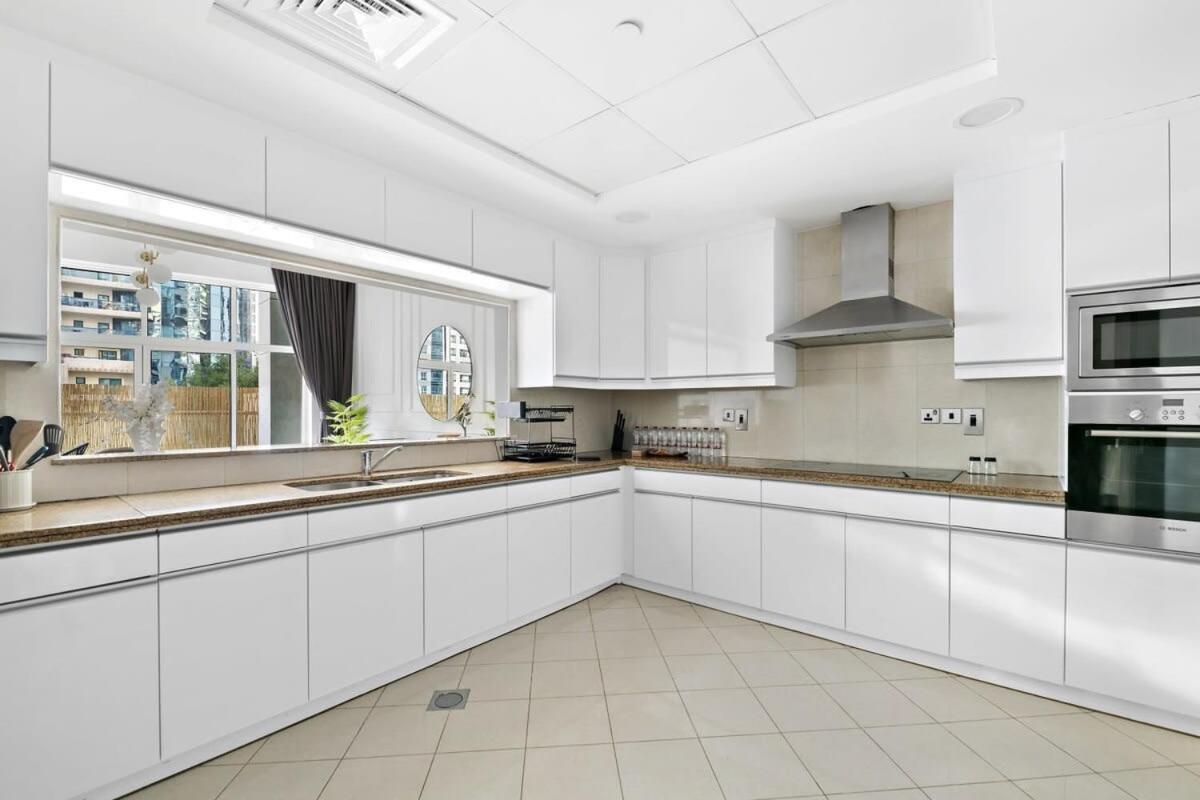Apartment Silkhaus Ideal For Big Family, 5bdr With Private Roof Top Dubai