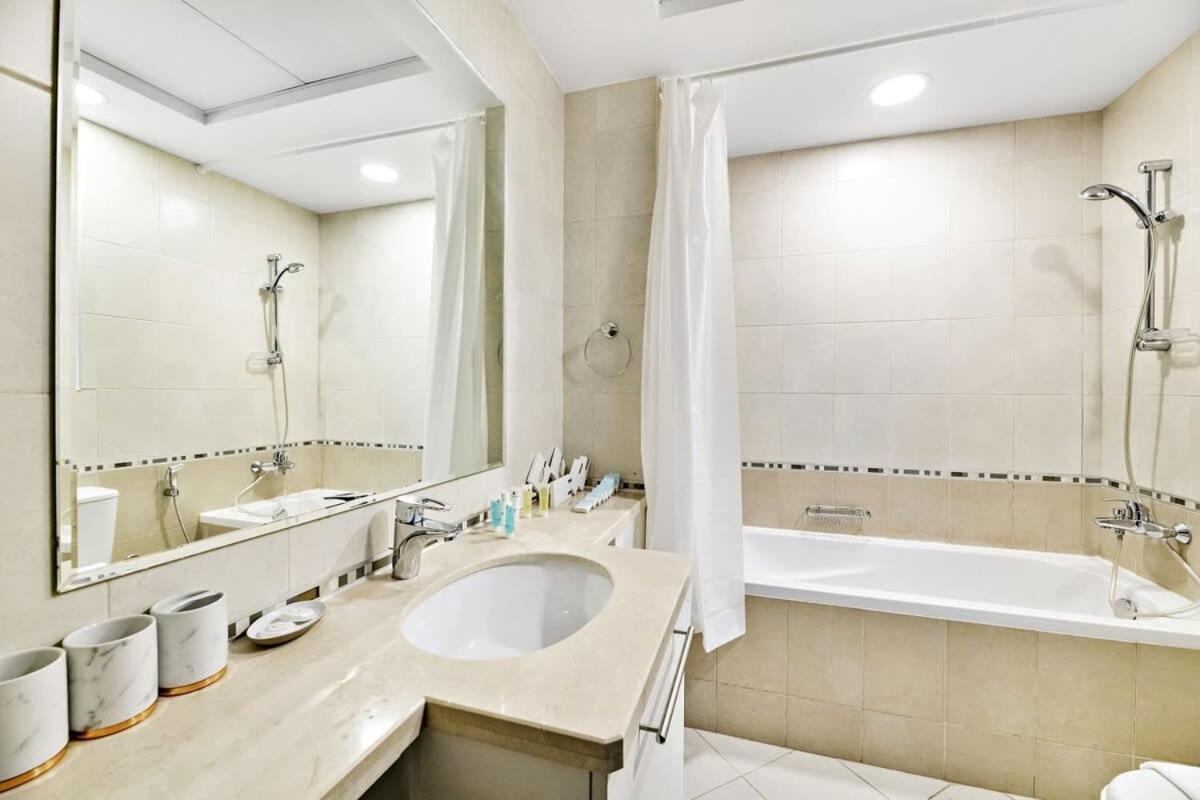 Silkhaus Ideal For Big Family, 5bdr With Private Roof Top * Dubai