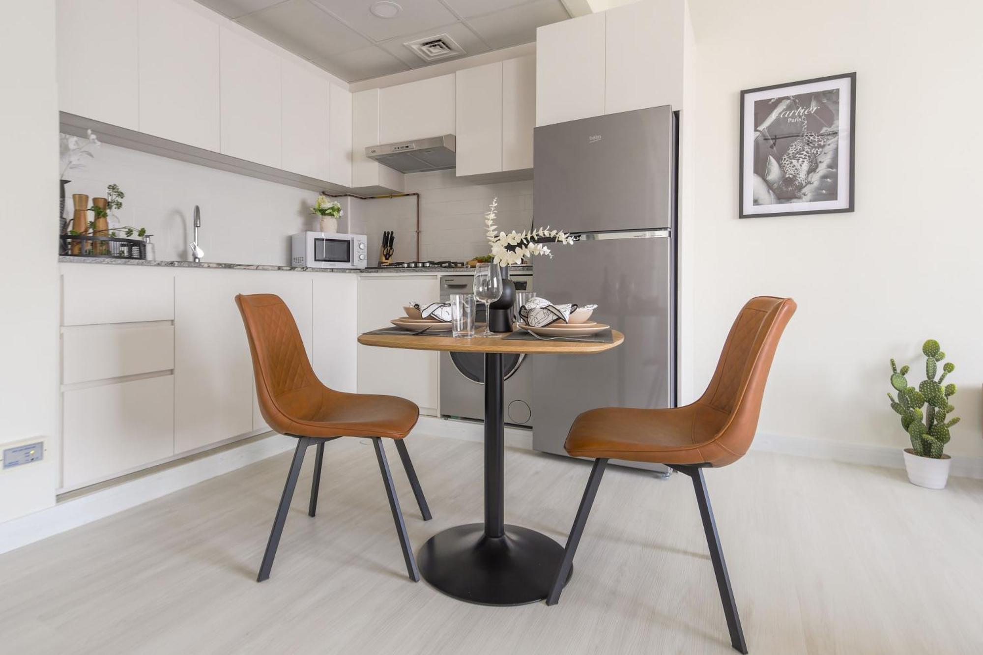 Frank Porter - Pulse Smart Apartment *