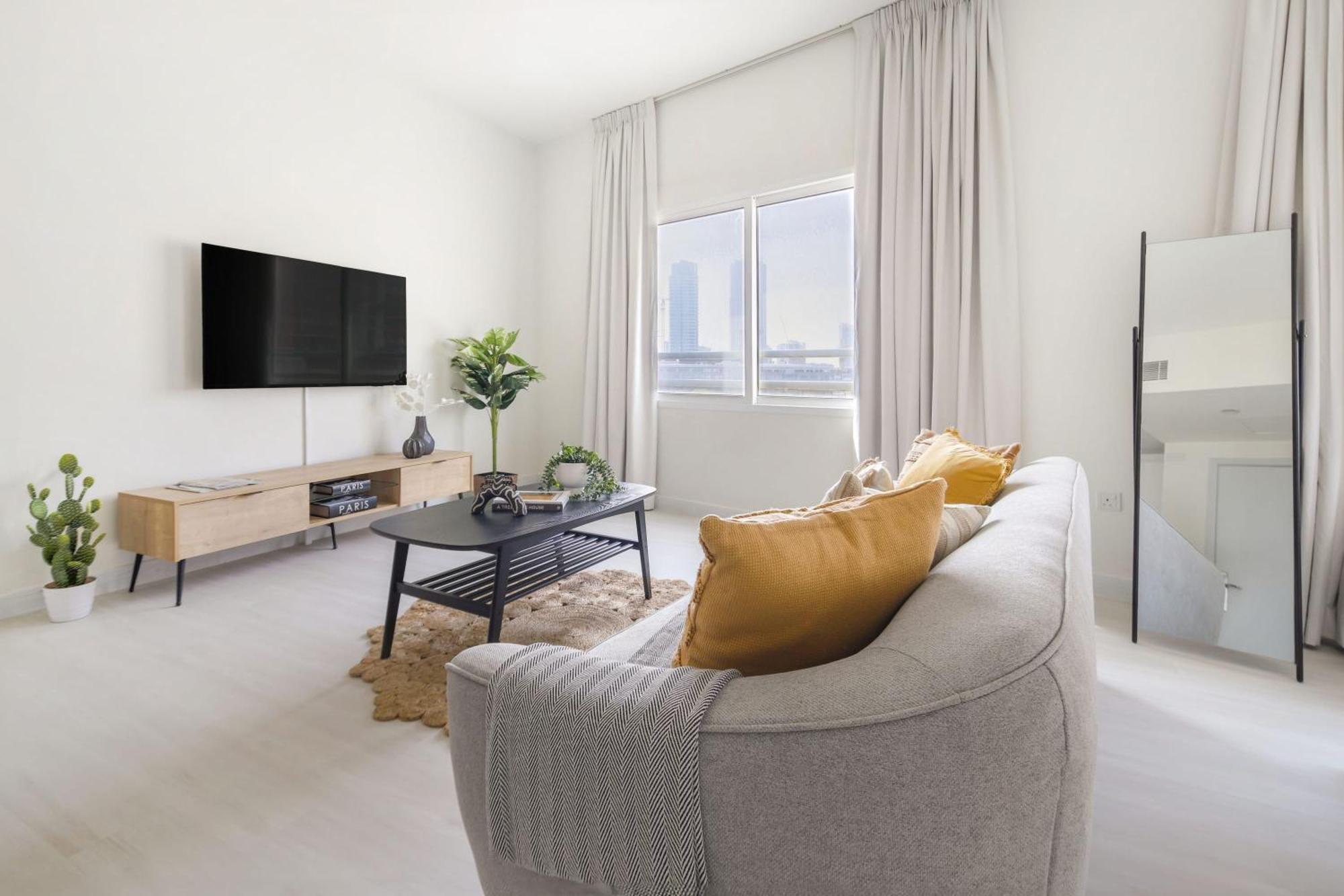 Frank Porter - Pulse Smart Apartment *