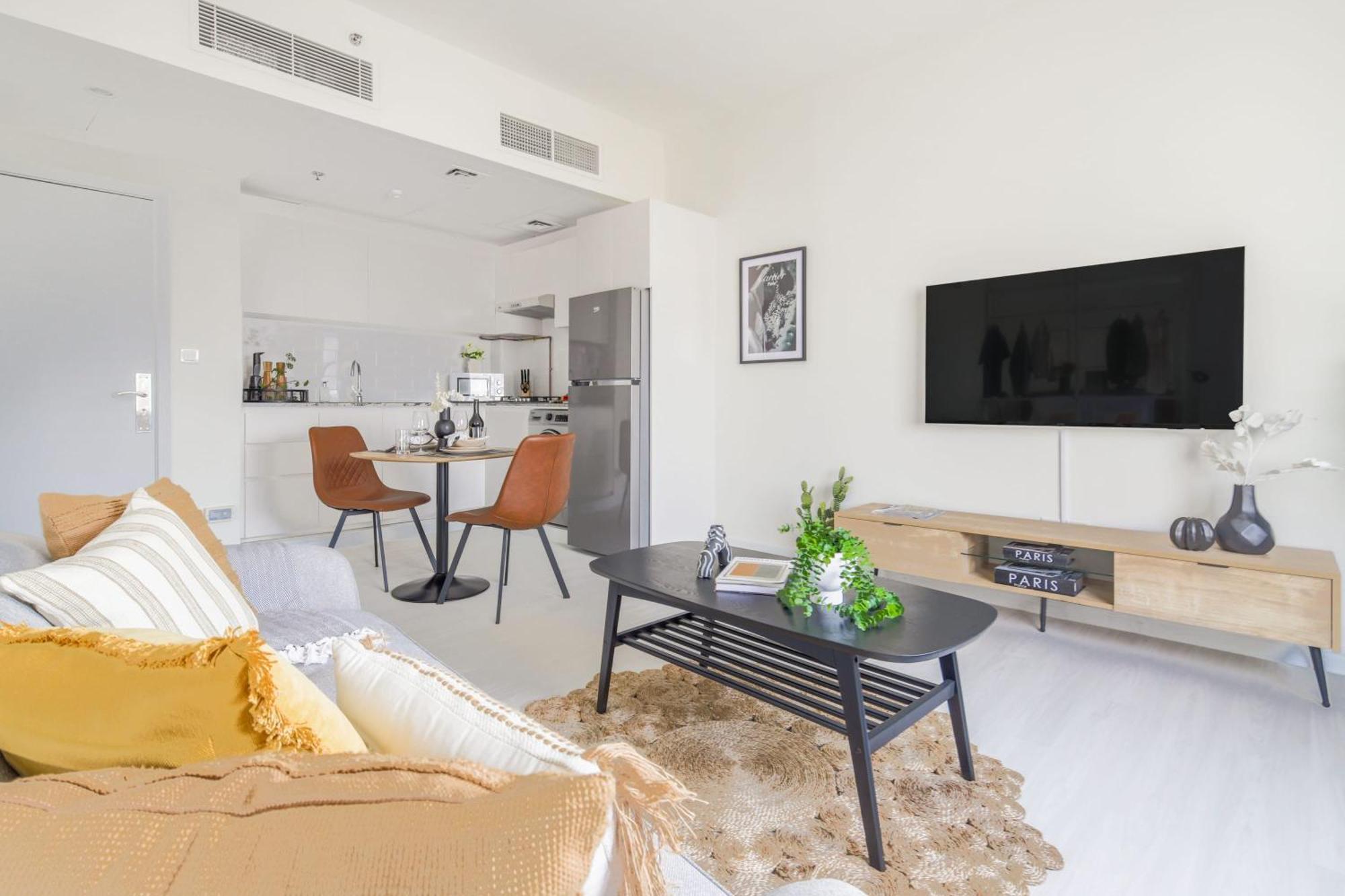 Frank Porter - Pulse Smart Apartment *