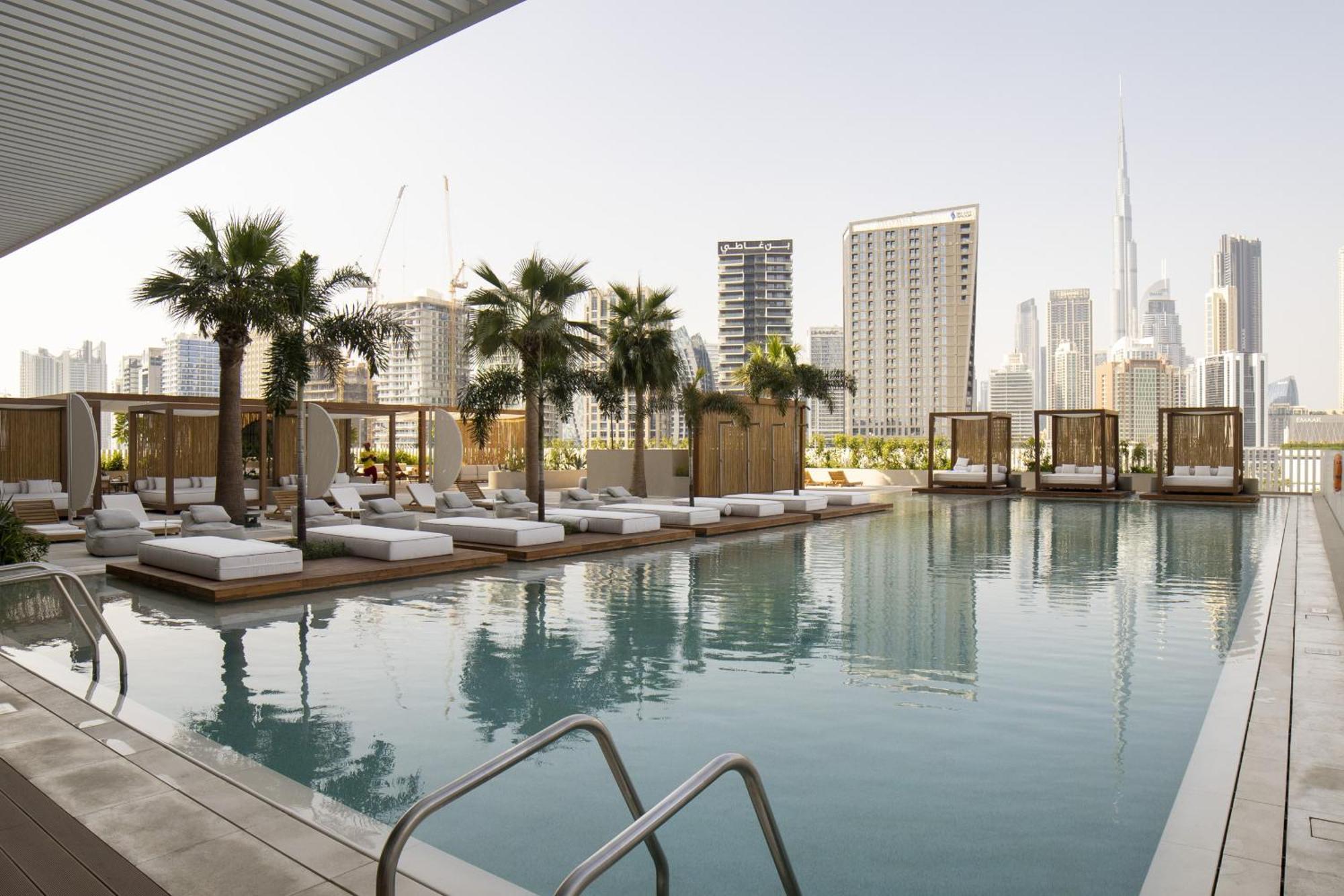 Modern Executive At Upside Living Apartment *