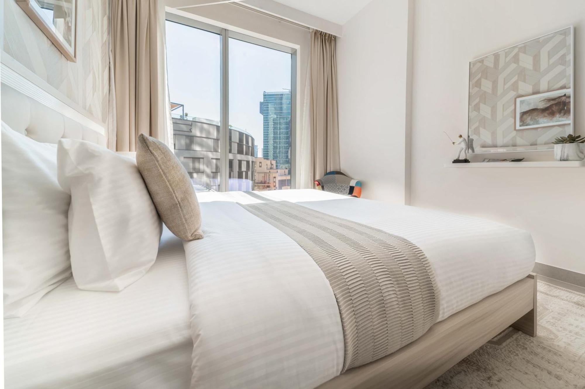 Frank Porter - Tower 2 Apartment Dubai