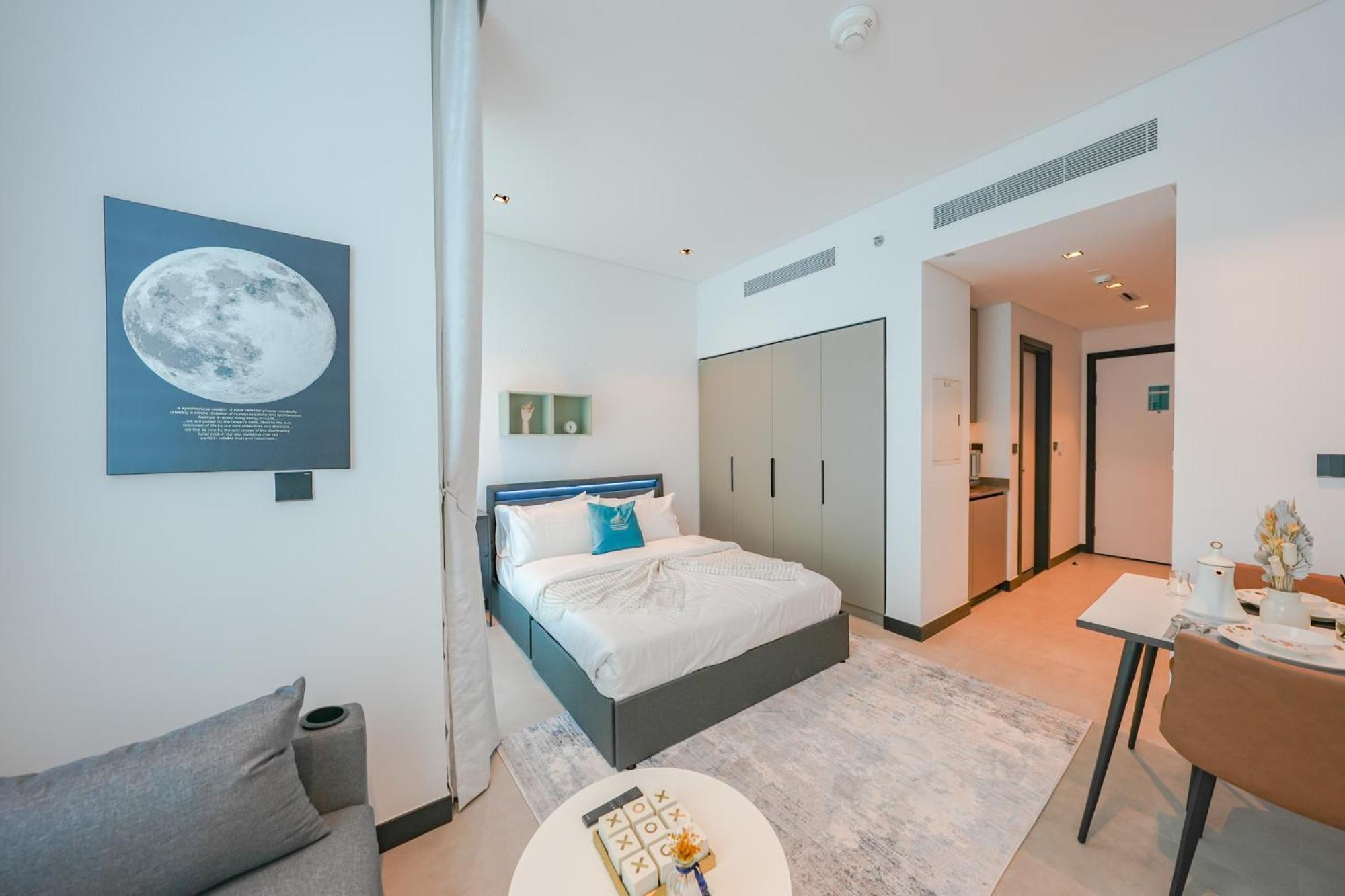 Chic Retreat In Business Bay Apartment *