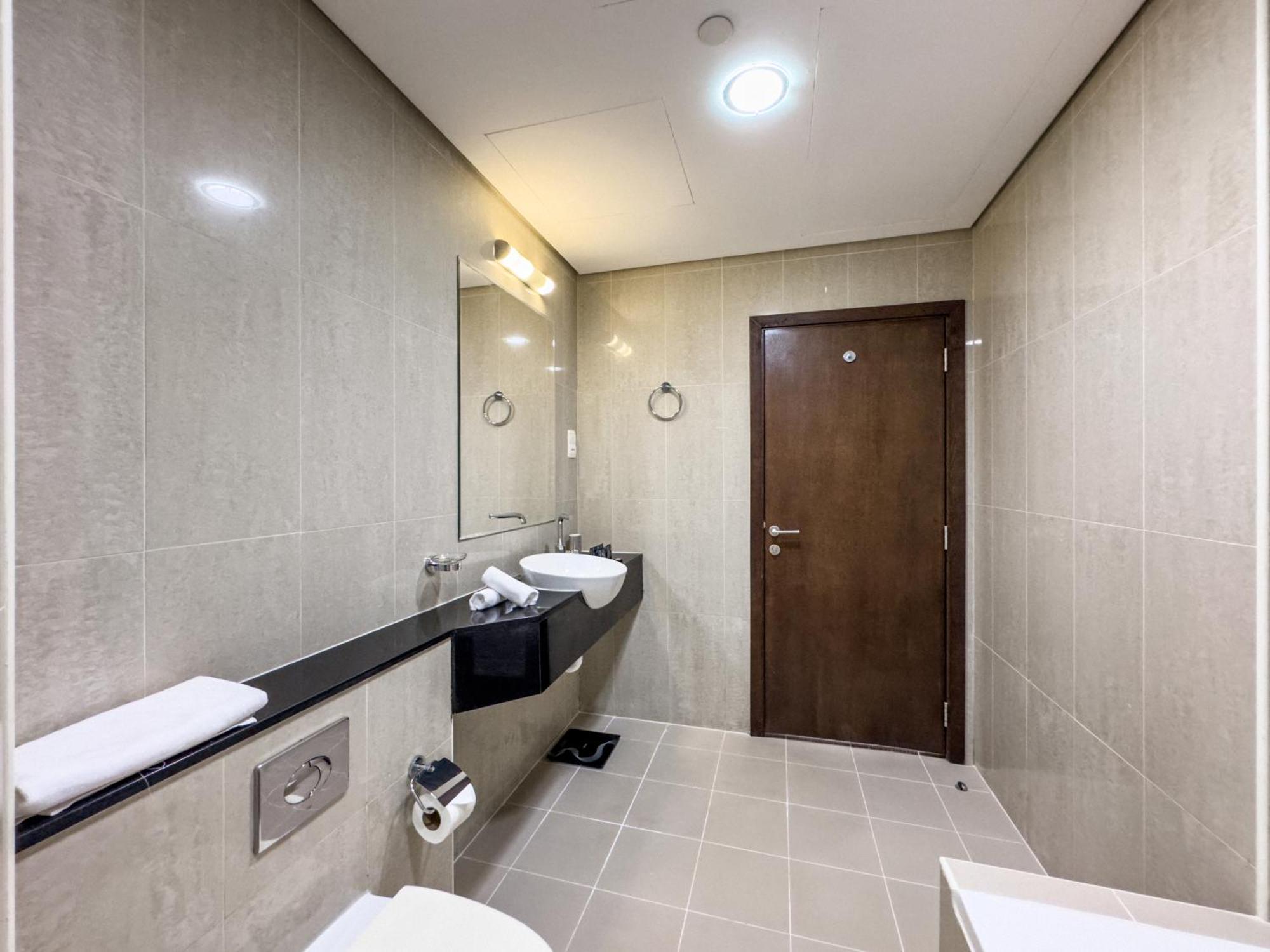 Sky-high 2-bdr Gem Sports Apartment *
