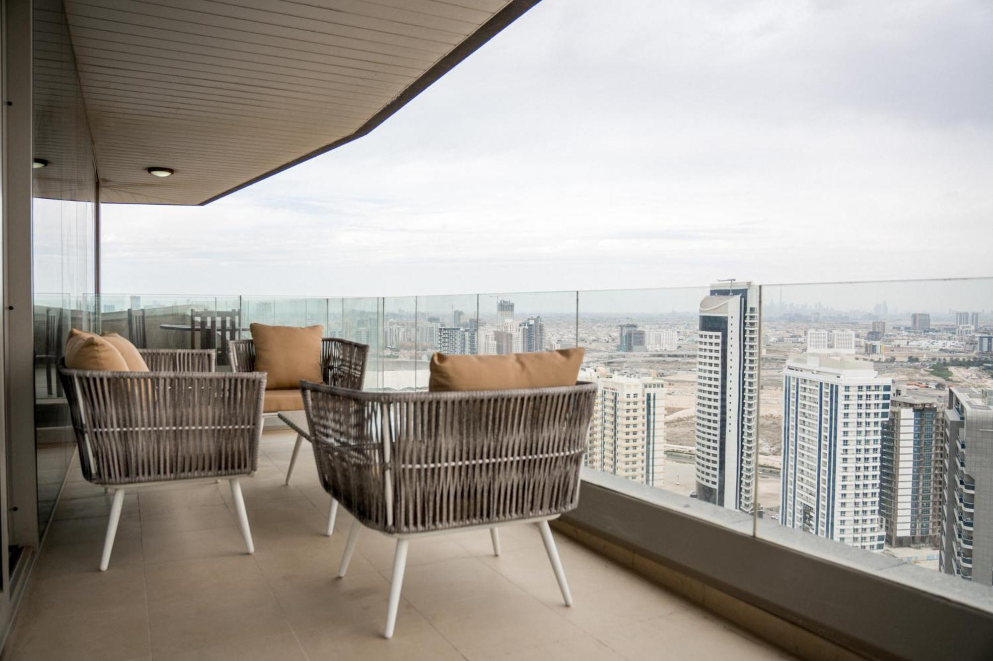 Sky-high 2-bdr Gem Sports Apartment Dubai