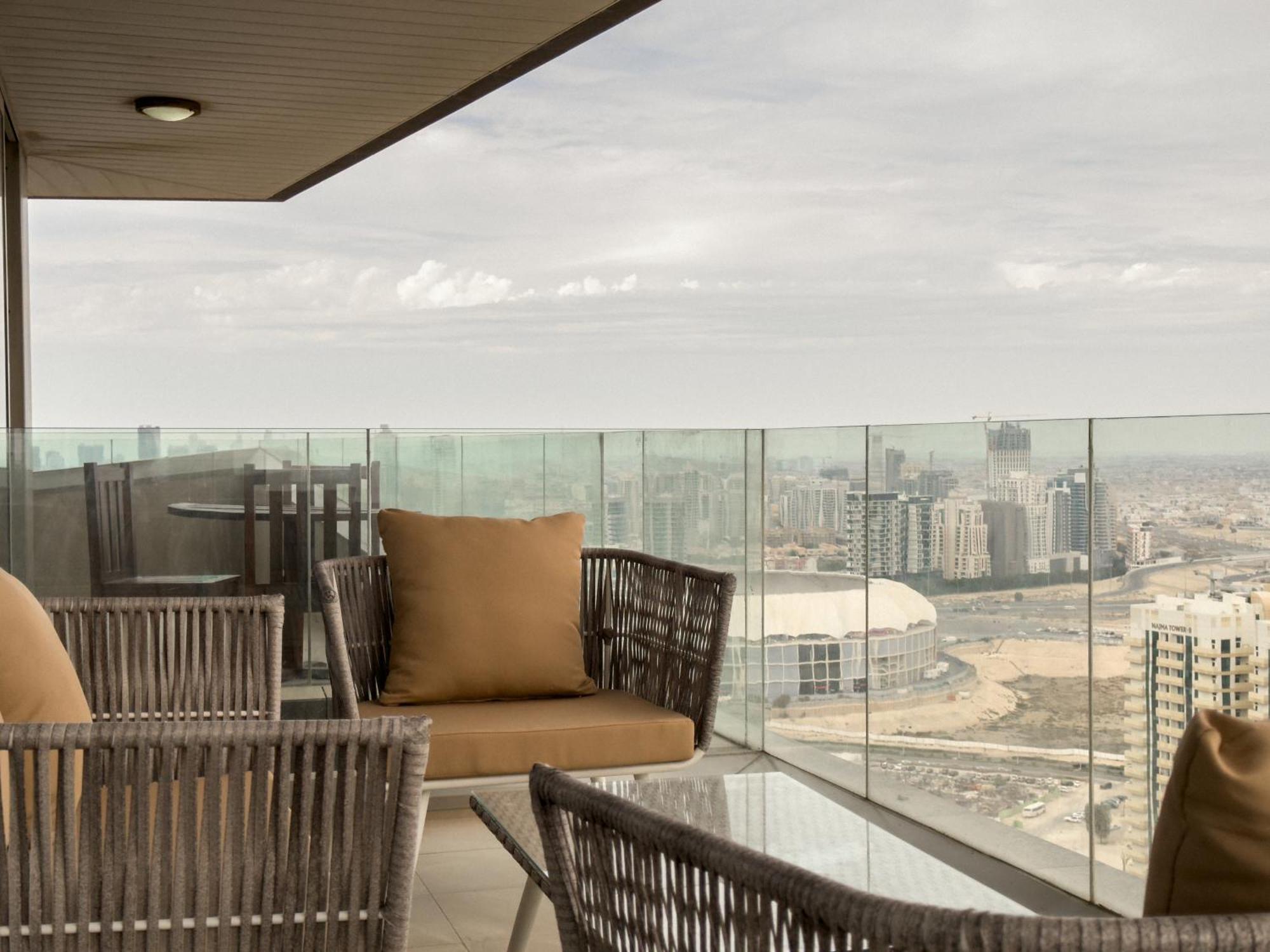Sky-high 2-bdr Gem Sports Apartment Dubai