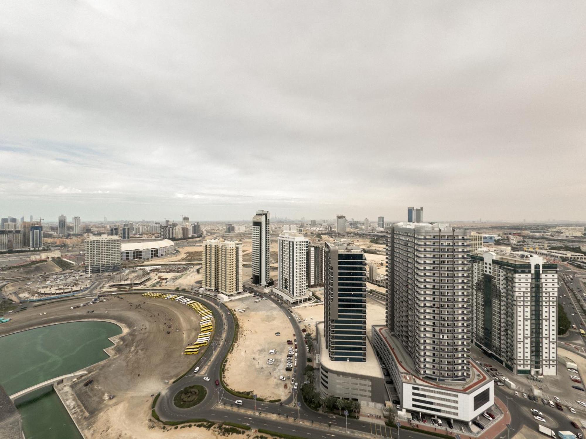 Sky-high 2-bdr Gem Sports Apartment Dubai