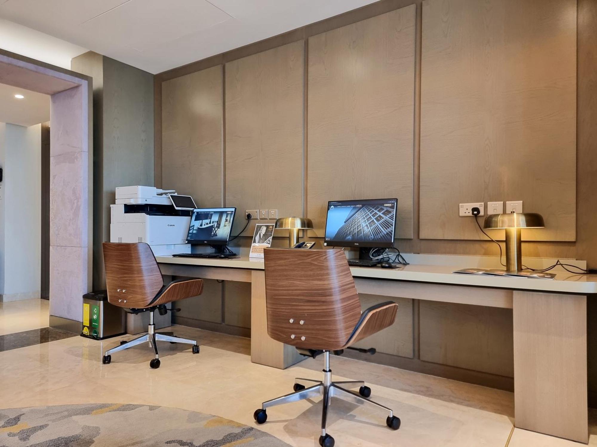 Super High Infinity Pool And Amazing Burj Khalifa View 3 Bedroom In Paramount Midtown Apartment Dubai