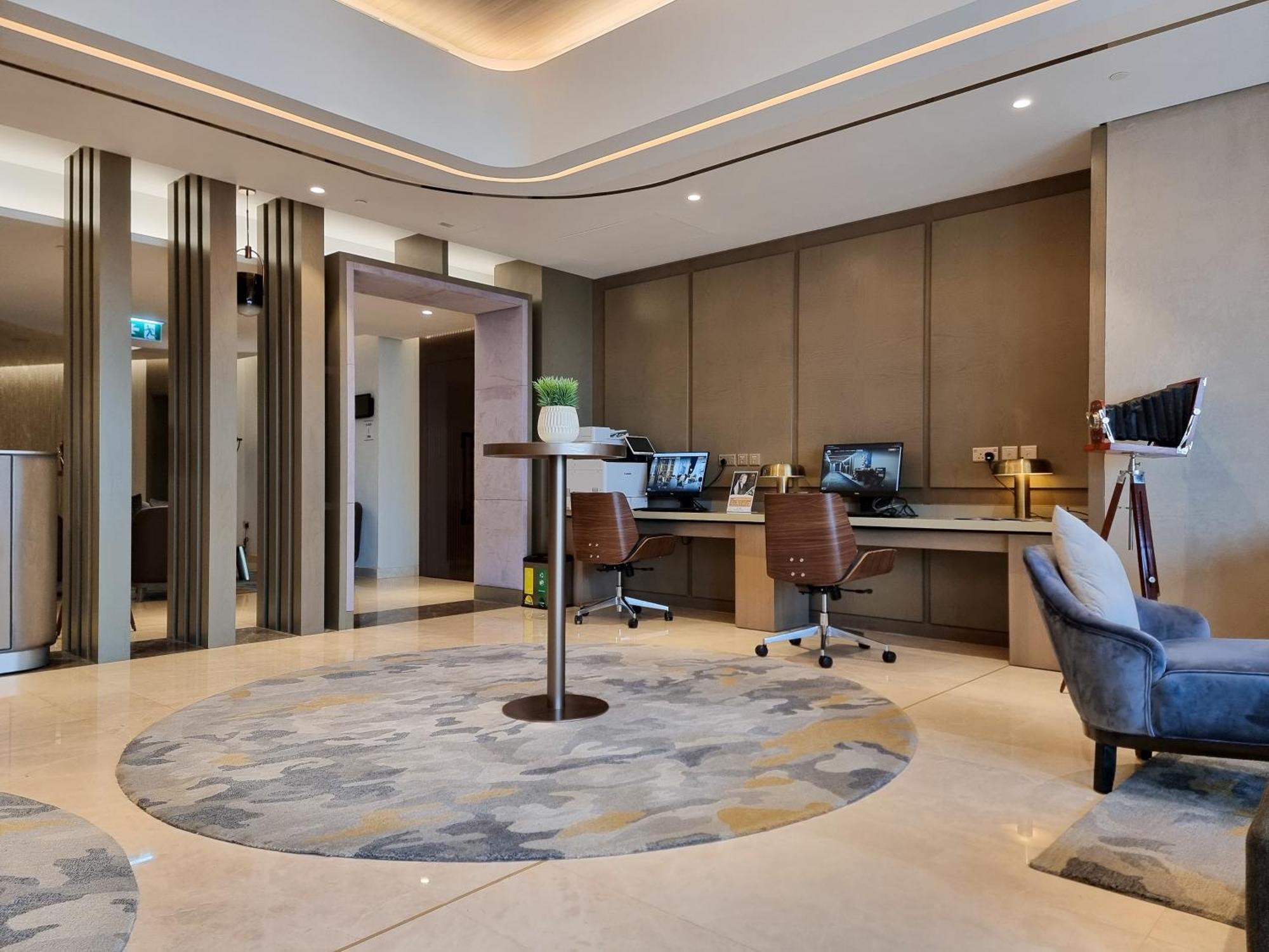 Super High Infinity Pool And Amazing Burj Khalifa View 3 Bedroom In Paramount Midtown Dubai