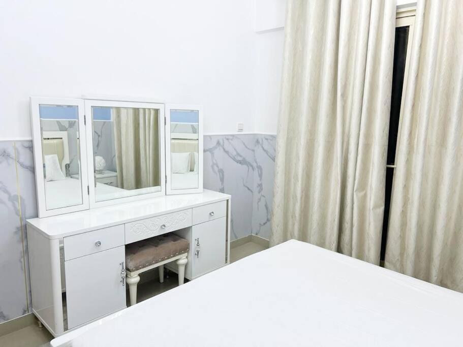 Float Over Marina In Charming 2 Bedroom W Sea View Apartment Dubai