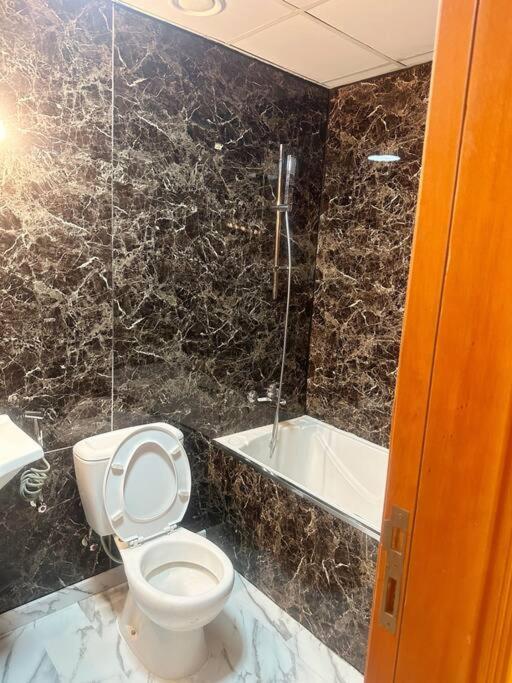 Tuscan Style Marina Luxe 1 Bedroom Sleeps 4, Near Apartment Dubai