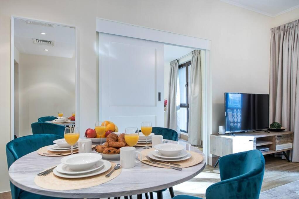 First Class Walk To Mall From Chic 2br With Balcony Views