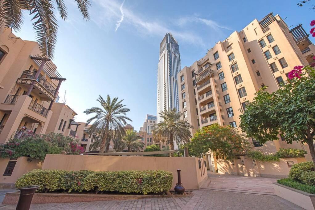 First Class Walk To Mall From Chic 2br With Balcony Views *