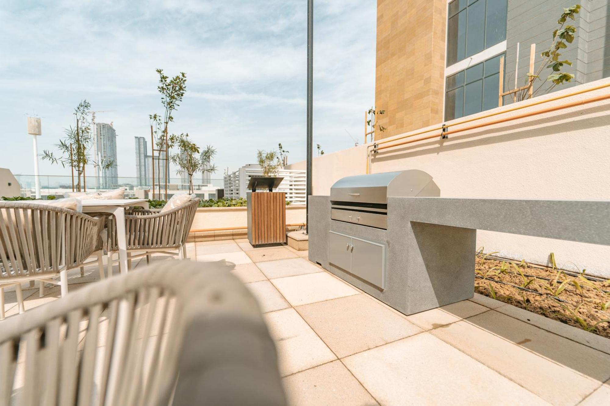 Wonderful With Balcony & Views *