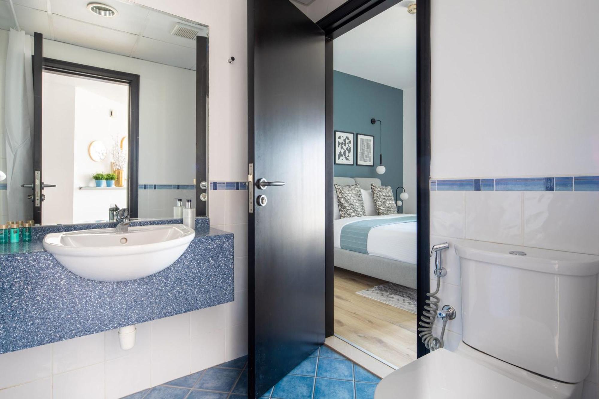 Frank Porter - La Riviera Tower Apartment *