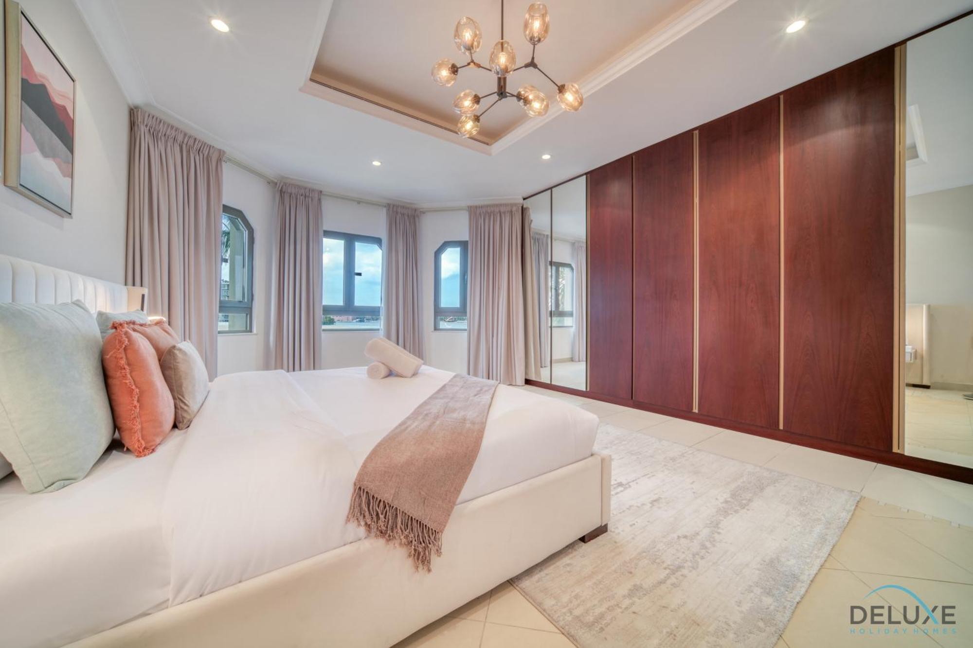 Seaside 5br With Assistant's And Access On Palm Jumeirah By Deluxe Homes Apartment Dubai
