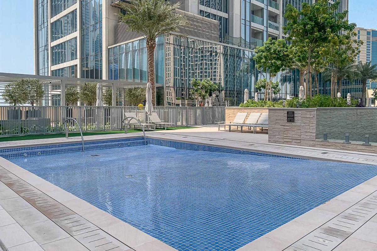 Frank Porter - Tower 2 Apartment Dubai