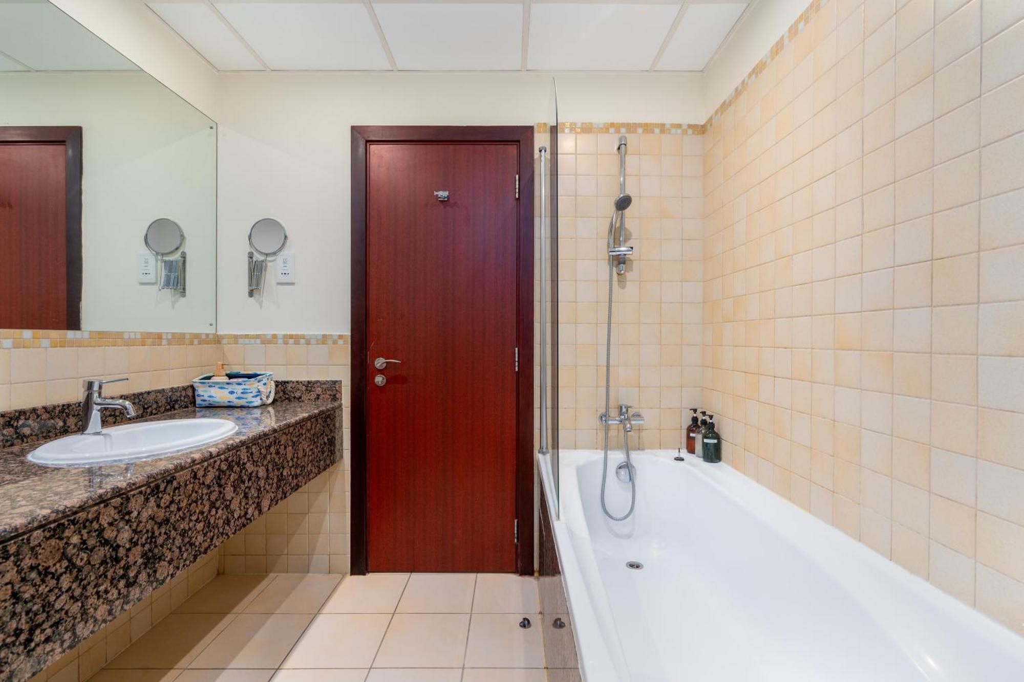 7 Beds / Jbr / Sea, Jbr And Ain Views / 3 Min Walk From Jbr / Large Groups And Families / Ideal Vacation Location Dubai