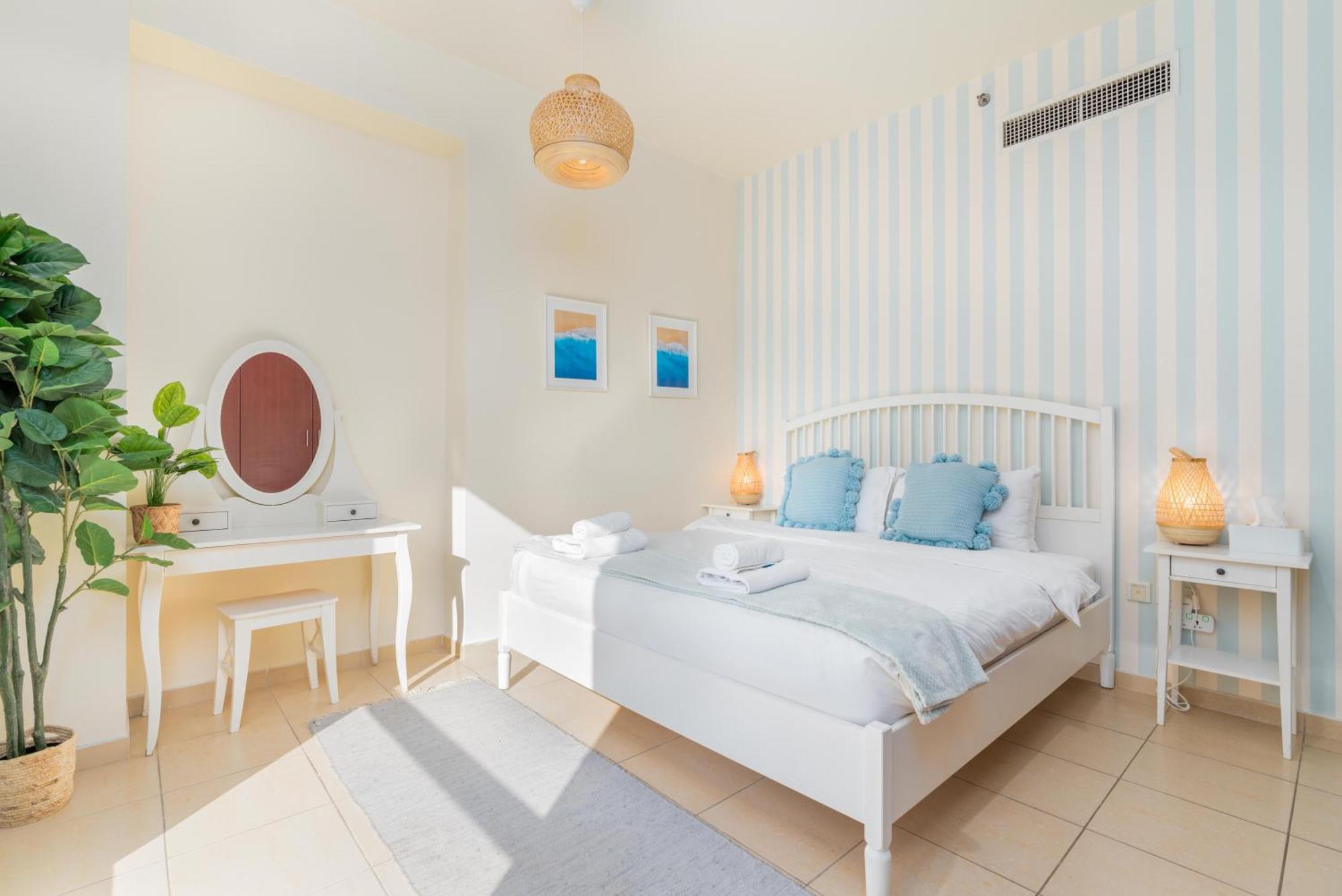 Apartment 7 Beds / Jbr / Sea, Jbr And Ain Views / 3 Min Walk From Jbr / Large Groups And Families / Ideal Vacation Location *