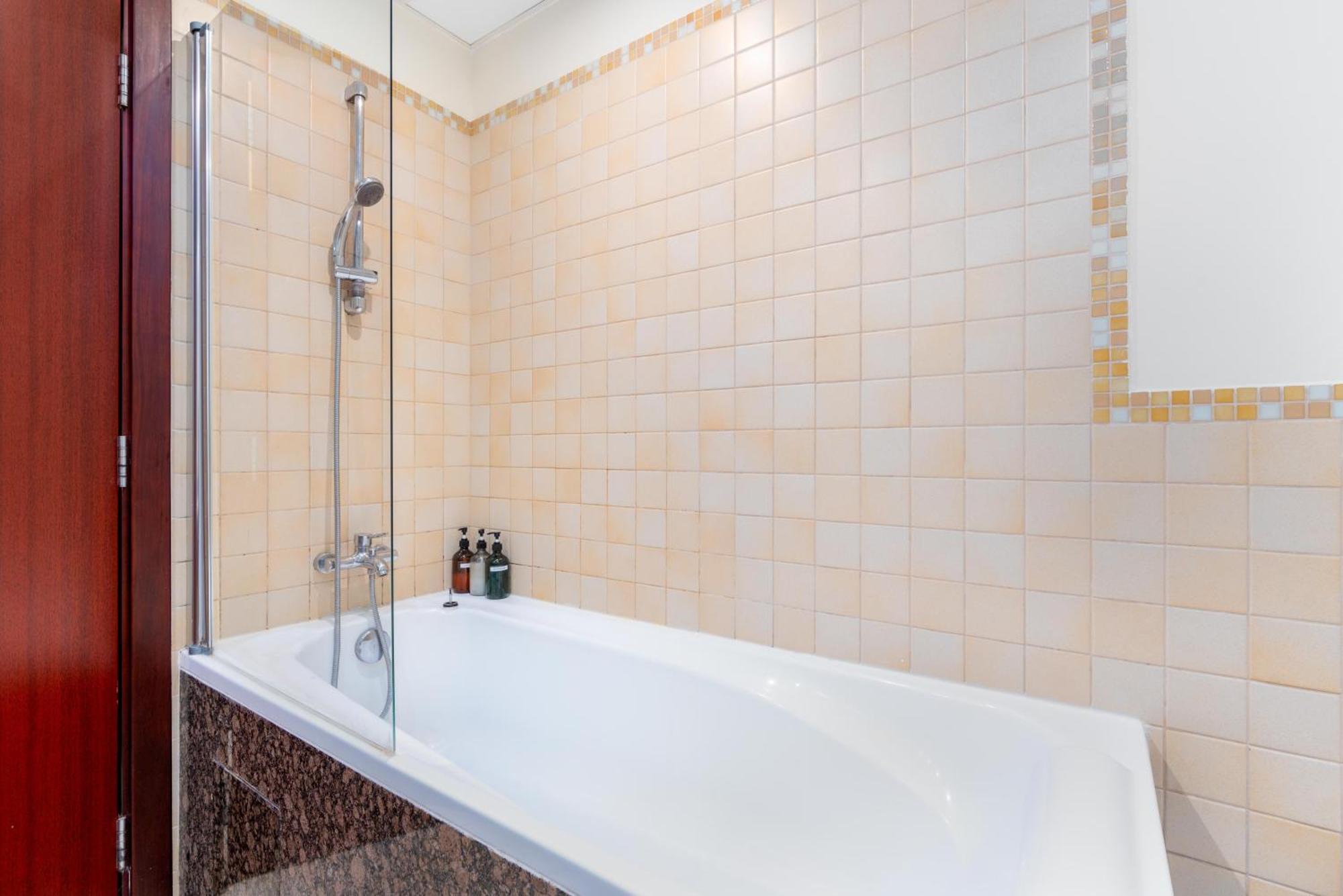 7 Beds / Jbr / Sea, Jbr And Ain Views / 3 Min Walk From Jbr / Large Groups And Families / Ideal Vacation Location *