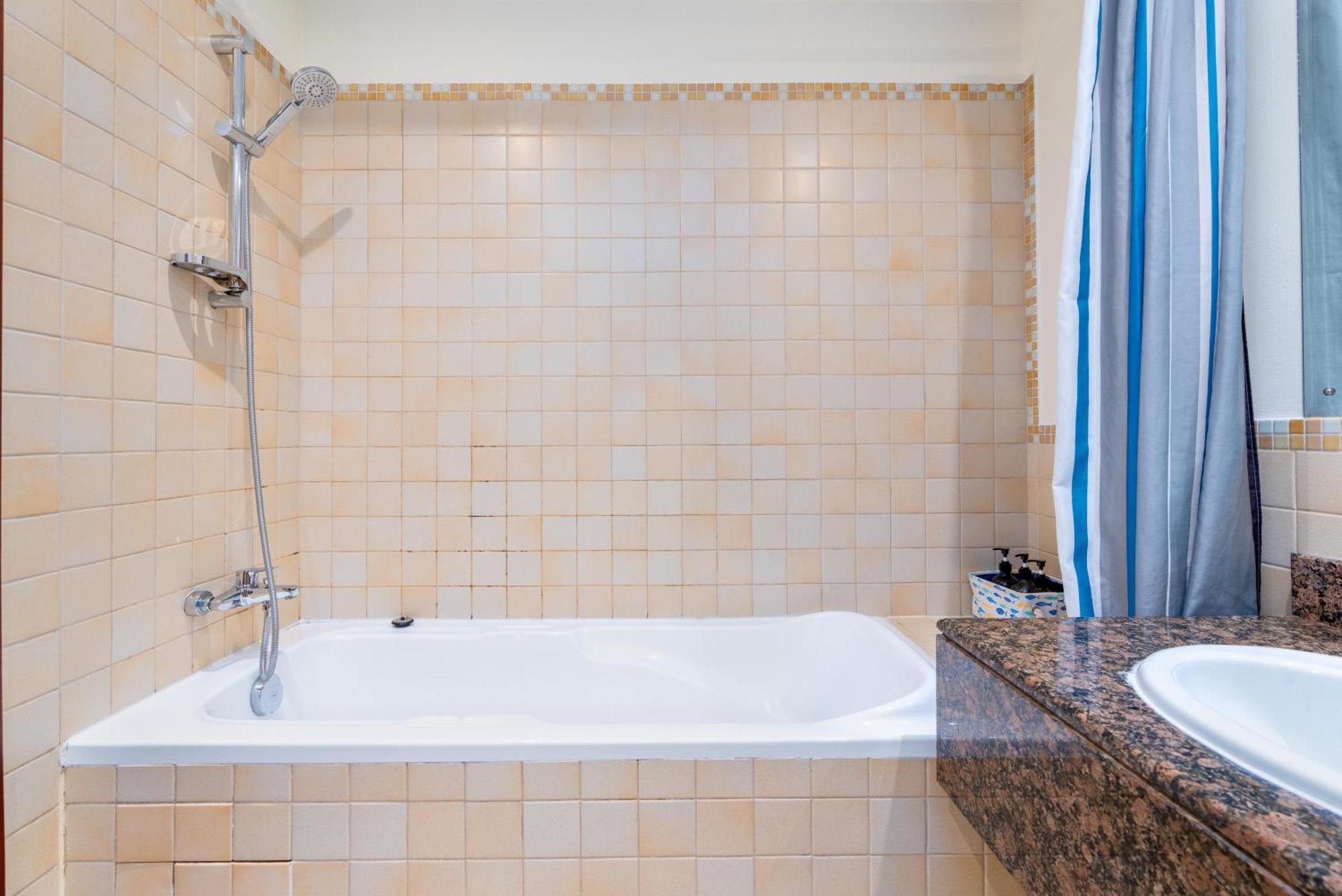 7 Beds / Jbr / Sea, Jbr And Ain Views / 3 Min Walk From Jbr / Large Groups And Families / Ideal Vacation Location *