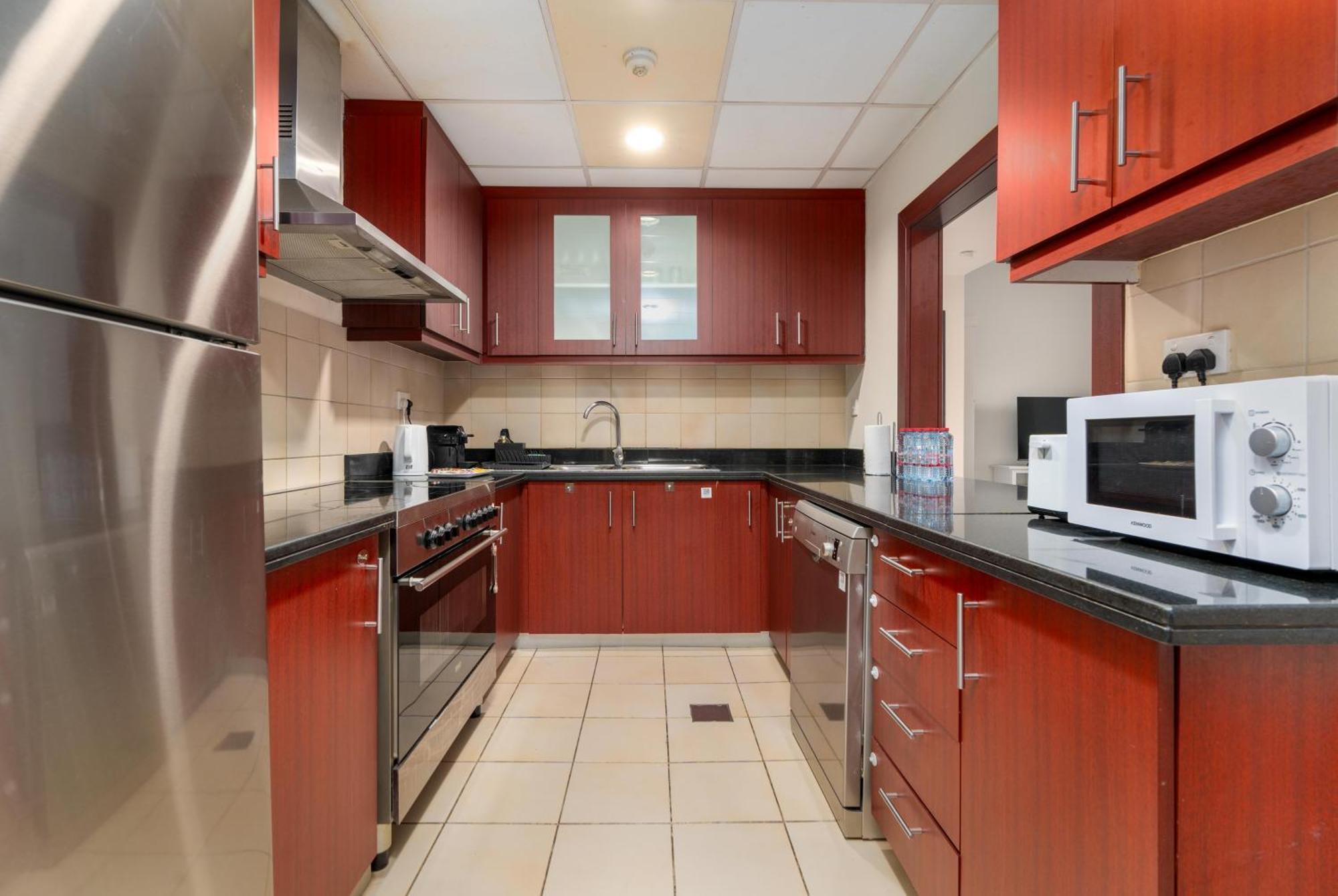 Apartment 7 Beds / Jbr / Sea, Jbr And Ain Views / 3 Min Walk From Jbr / Large Groups And Families / Ideal Vacation Location