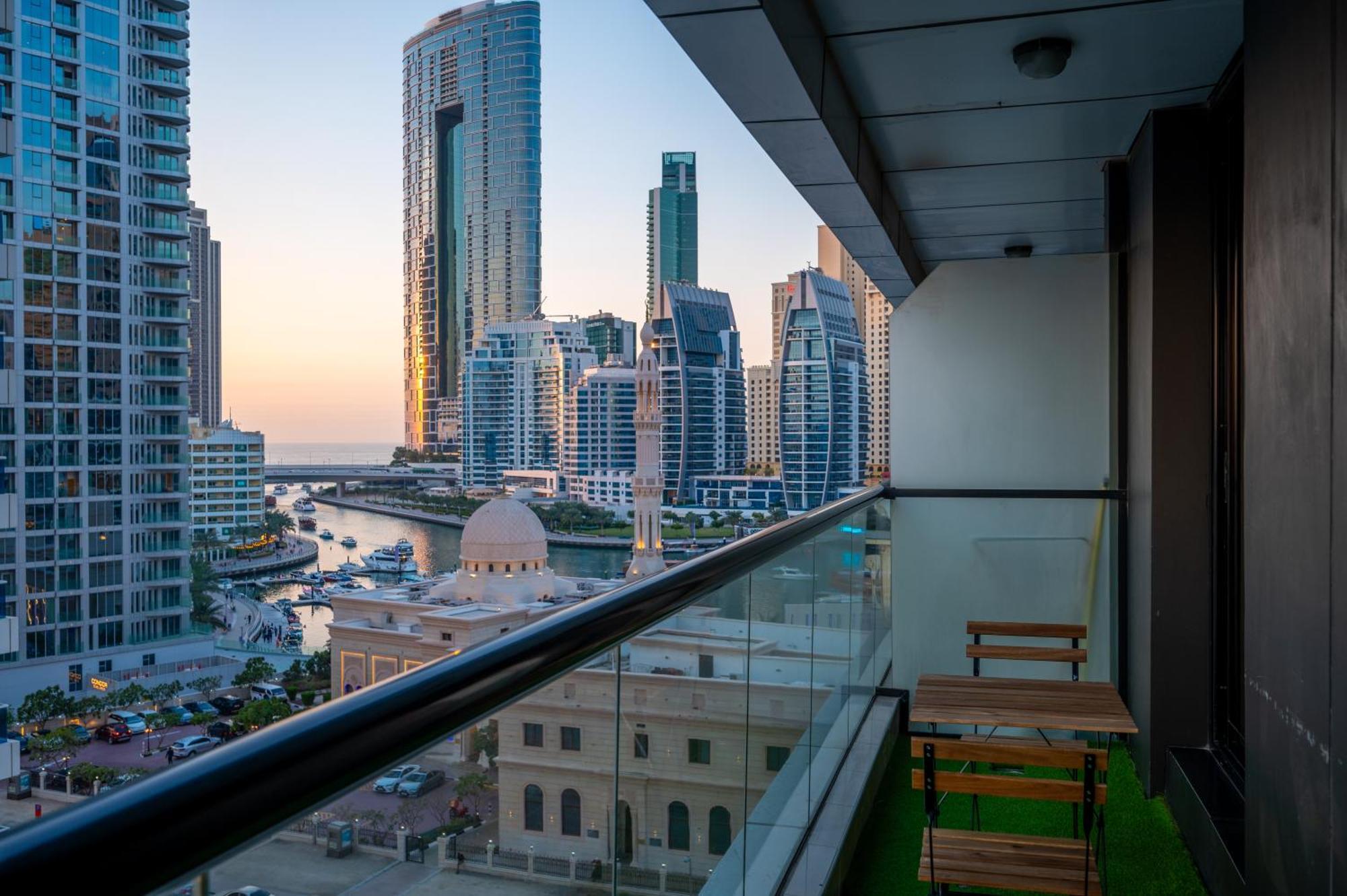 1 Bedroom With Marina View - Close To Metro Apartment