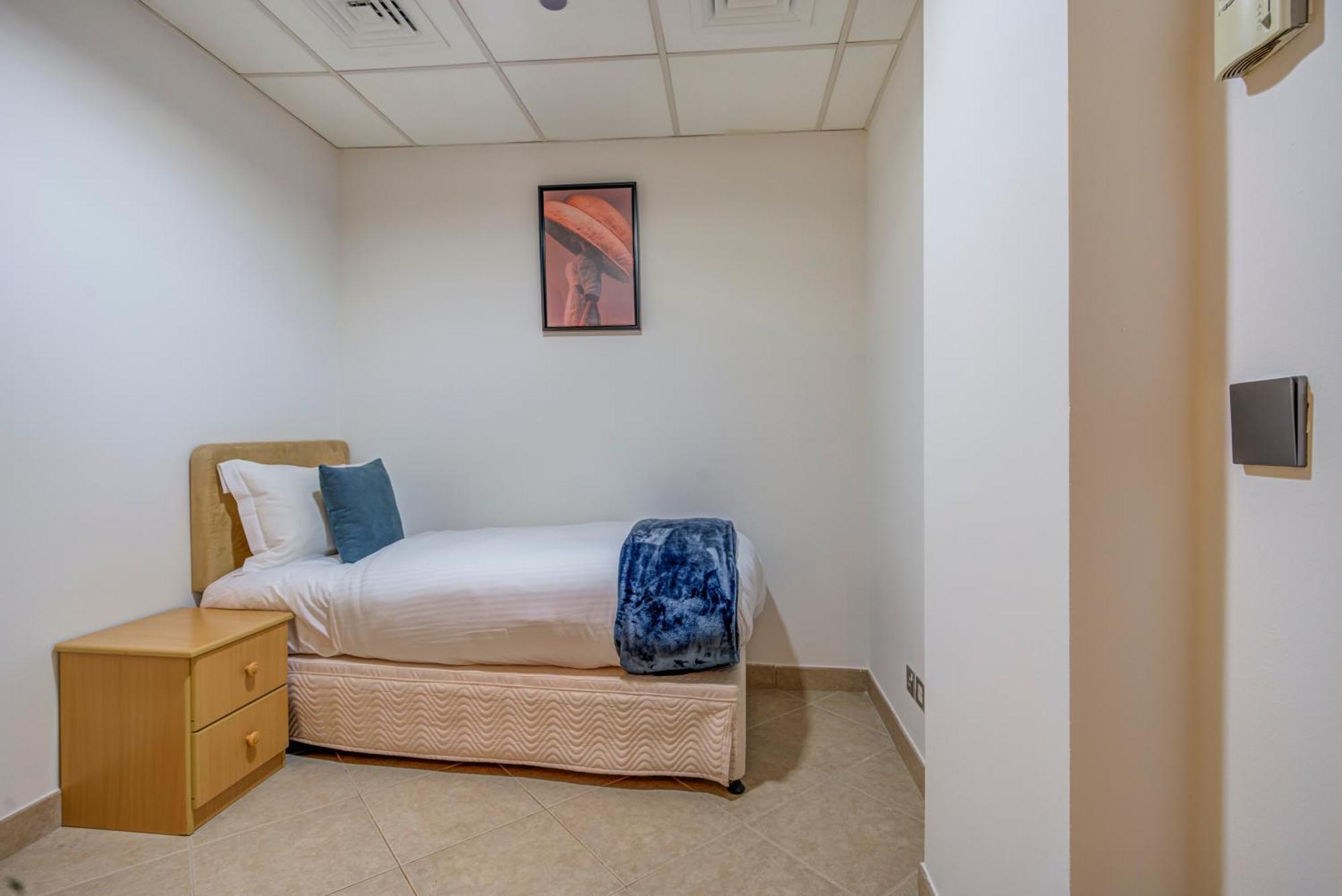 Apartment Trophy Oceans Edge In Palm With Private Beach Access Dubai
