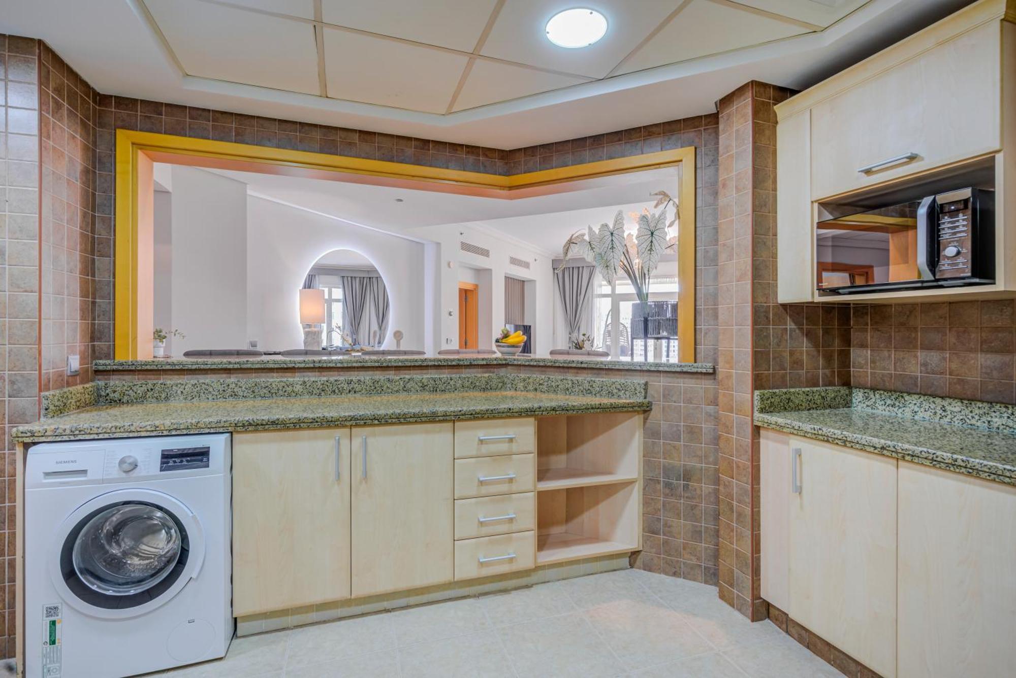 Apartment Trophy Oceans Edge In Palm With Private Beach Access