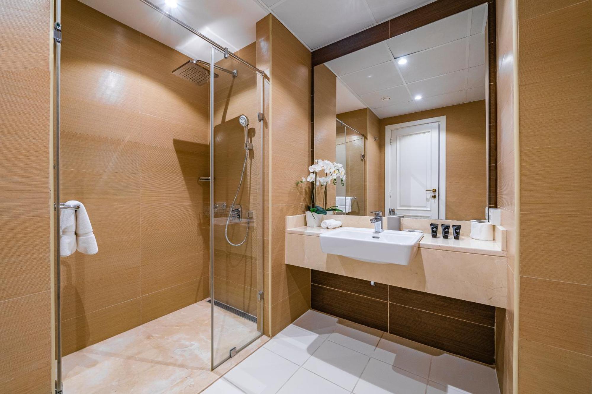 Walk To Jbr - Luxe 3br With Marina & Sea Views Apartment