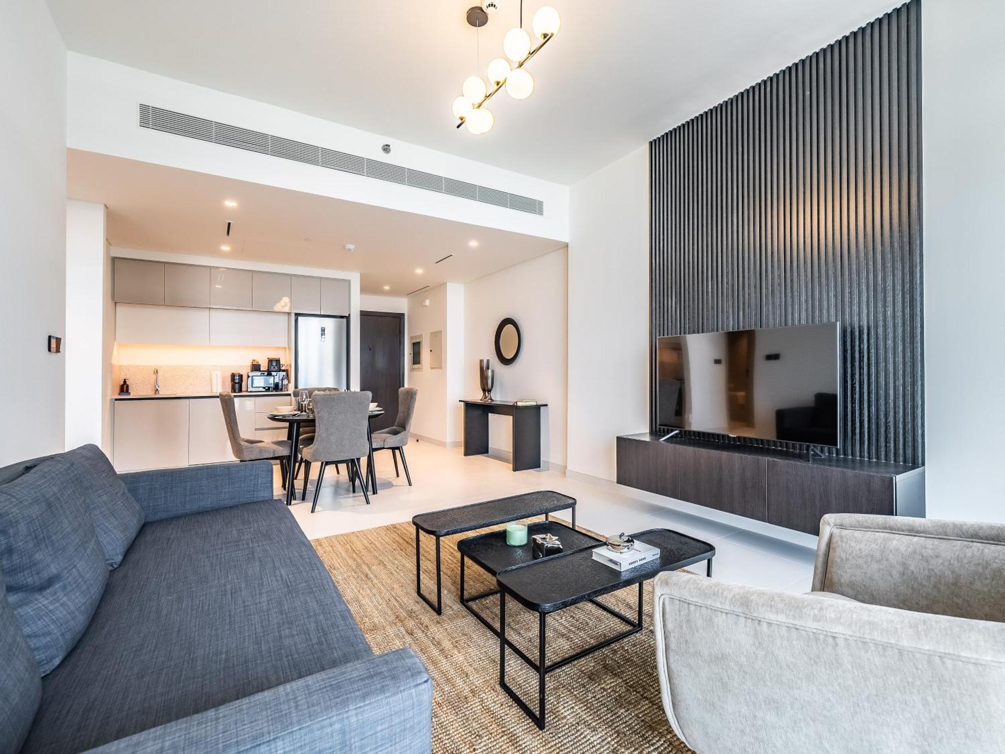 Sea-front Unique Retreat With Balcony In Marina Apartment