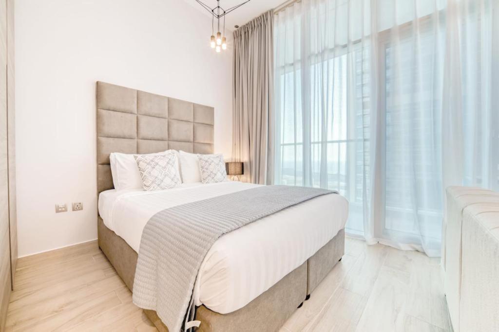 Bright With Mesmerizing Canal And View Apartment