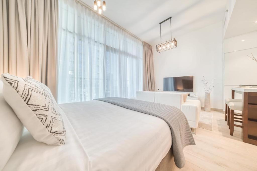 Apartment Bright With Mesmerizing Canal And View