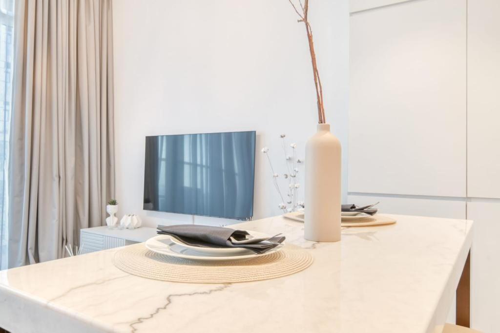 Apartment Bright With Mesmerizing Canal And View *