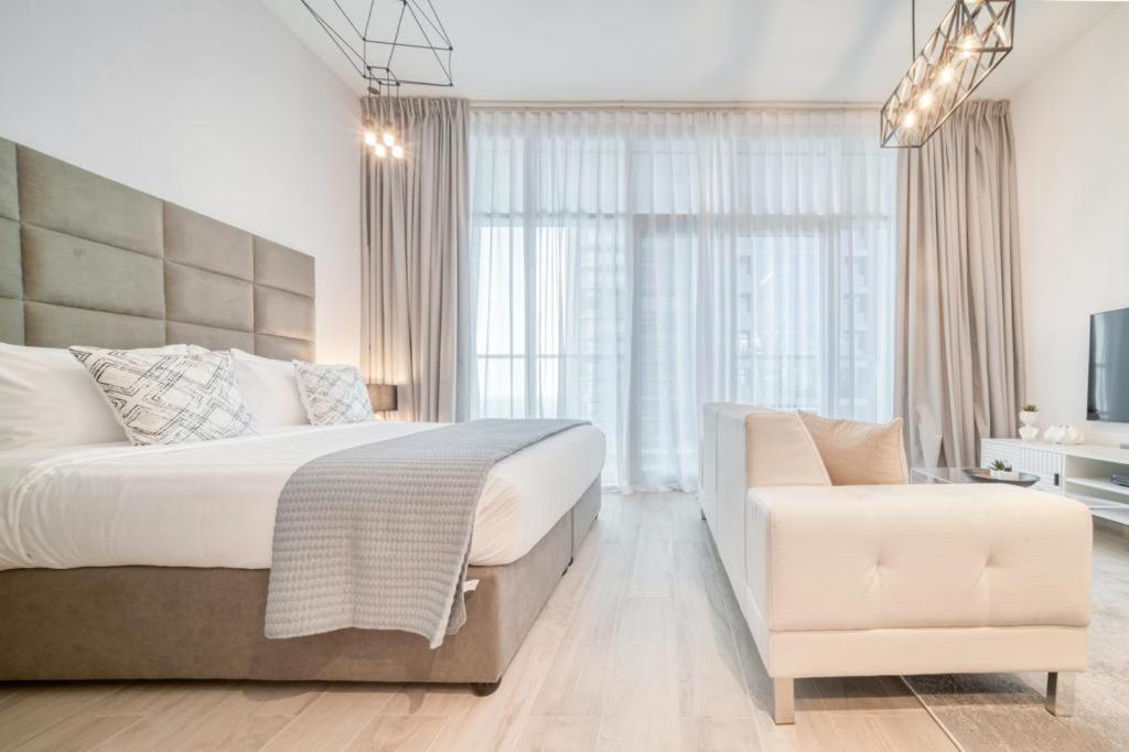 Bright With Mesmerizing Canal And View Apartment *