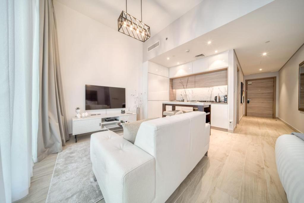 Apartment Bright With Mesmerizing Canal And View