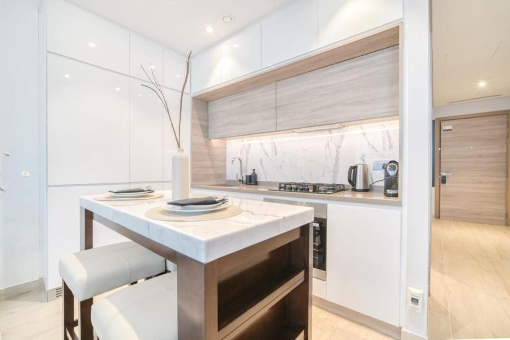Apartment Bright With Mesmerizing Canal And View