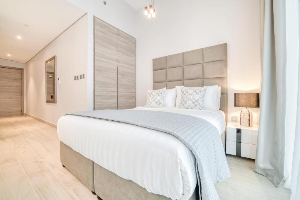 Bright With Mesmerizing Canal And View Apartment Dubai