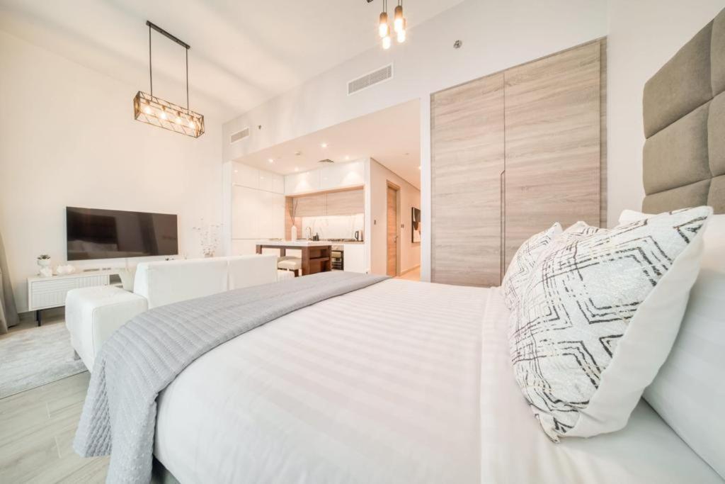 Bright With Mesmerizing Canal And View Apartment