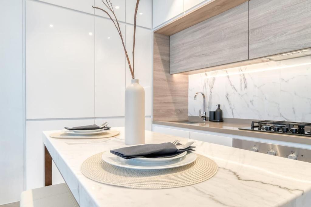 Bright With Mesmerizing Canal And View Apartment *
